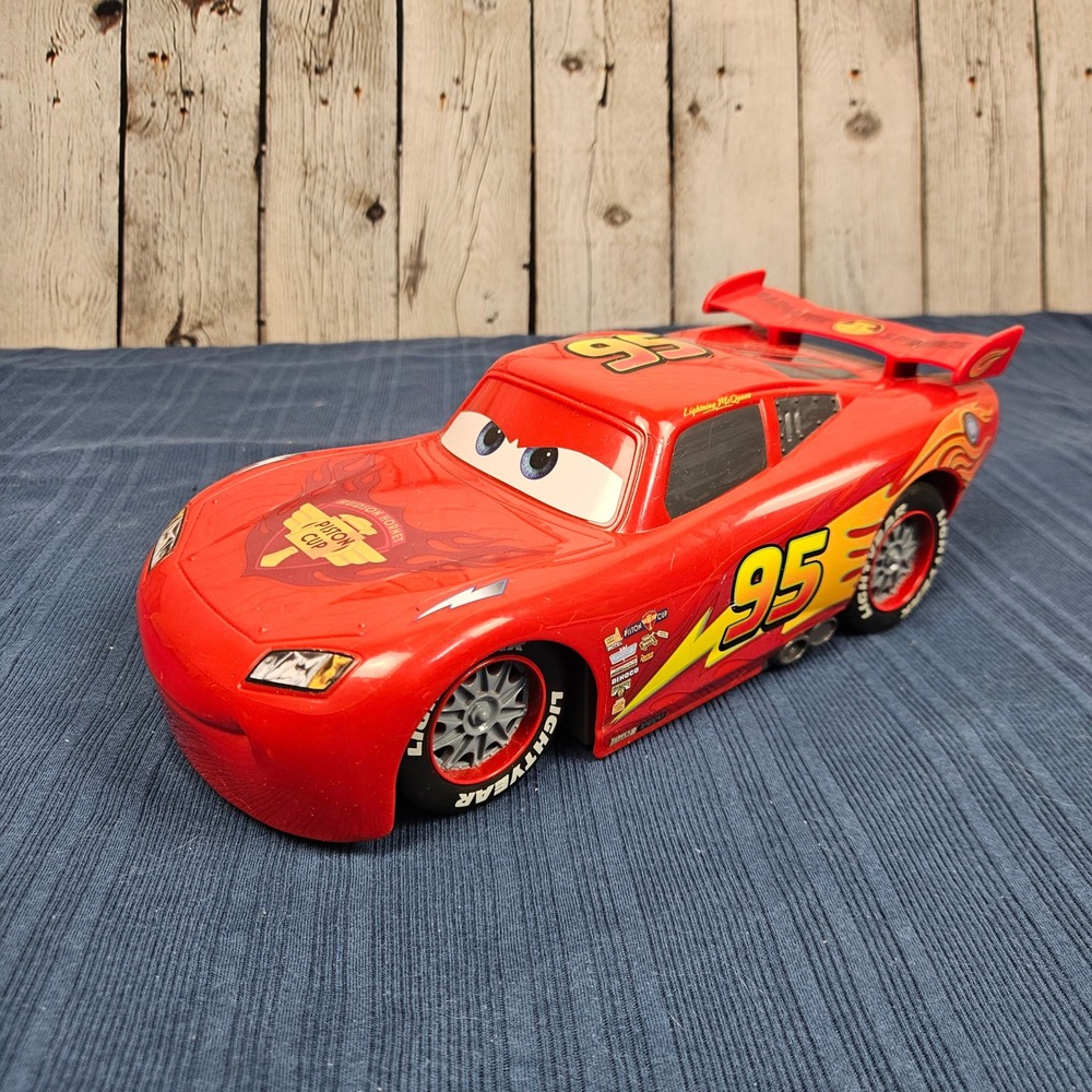 Disney Pixar Cars Lightning McQueen Mattel DHD71 Red Race Car Toy 2015